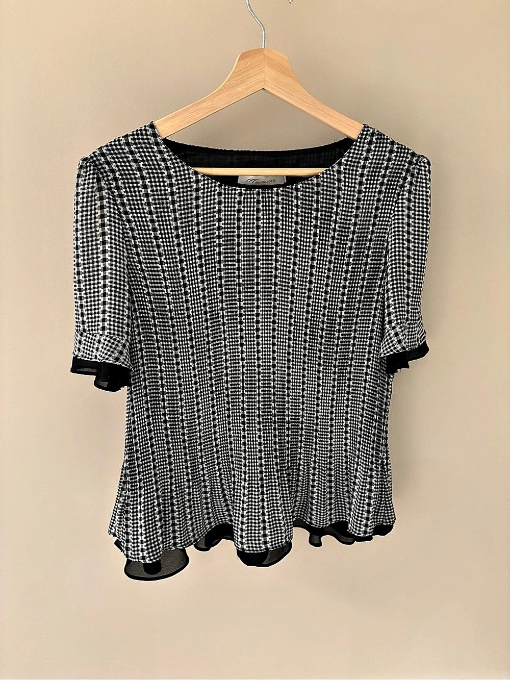 Plaid Short Sleeve Top in Black & White Like New